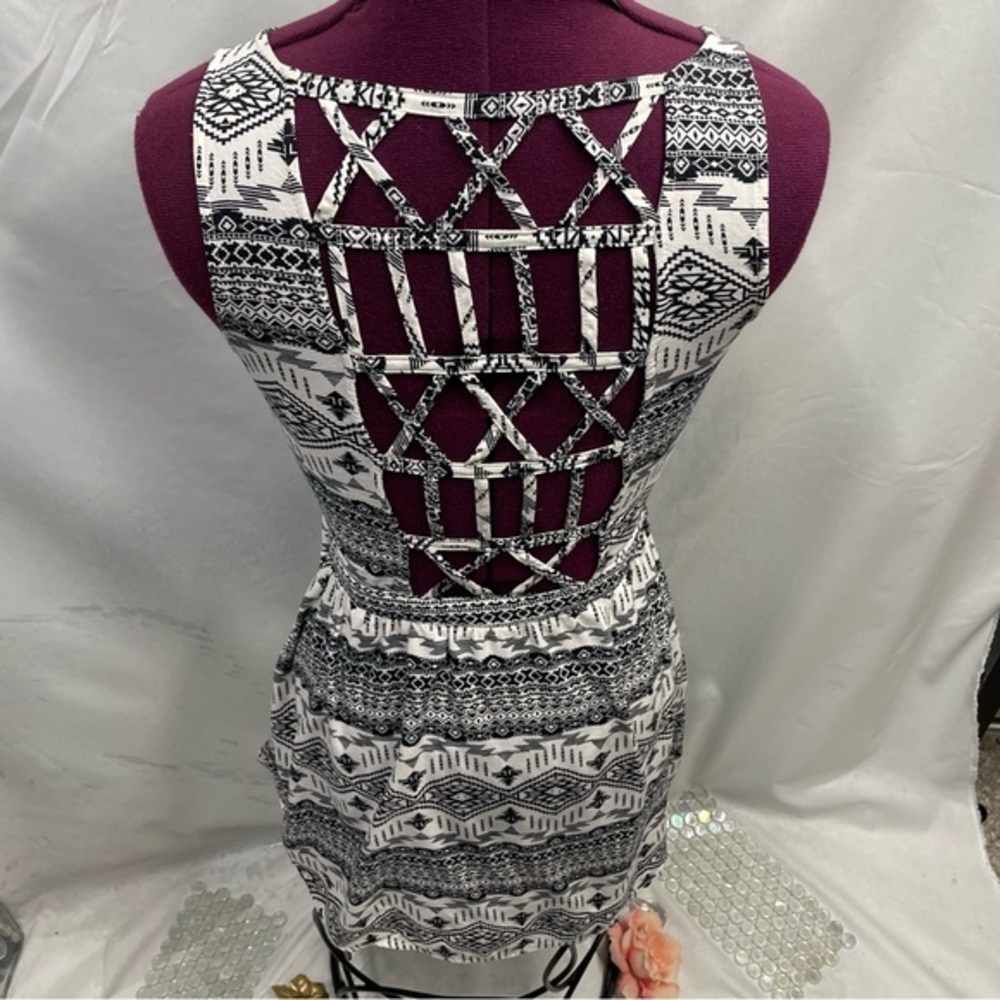 Divided tribal print open back dress - Picture 3 of 7